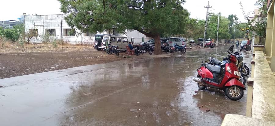 ಕಲಬುರ್ಗಿ ನಗರದಲ್ಲಿ ಶುಕ್ರವಾರ ಮಧ್ಯಾಹ್ನ ತುಂತುರು ಮಳೆ ಸುರಿಯಿತು