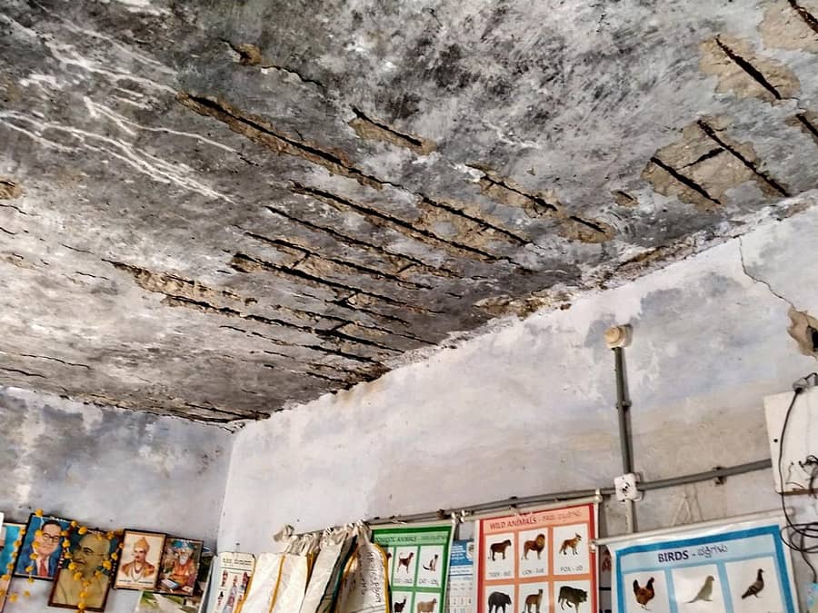 ಅಂಗನವಾಡಿ ಕೇಂದ್ರದ ಮೇಲ್ಛಾವಣಿಯ ಸಿಮೆಂಟ್ ಕಳಚಿ ಬೀಳುತ್ತಿರುವುದು