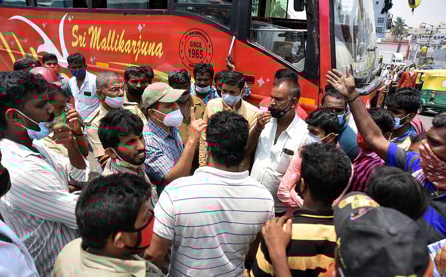 ಸರ್ಕಾರಿ ಬಸ್‌ಗಳ ಕಾರ್ಯಾಚರಣೆಗೂ ಅವಕಾಶ ನೀಡಿದ್ದರಿಂದ ನಷ್ಟವಾಗುತ್ತಿದೆ ಎಂದು ಖಾಸಗಿ ಬಸ್‌ ಚಾಲಕರು ಅಸಮಾಧಾನ ವ್ಯಕ್ತಪಡಿಸಿದರು–ಪ್ರಜಾವಾಣಿ ಚಿತ್ರ