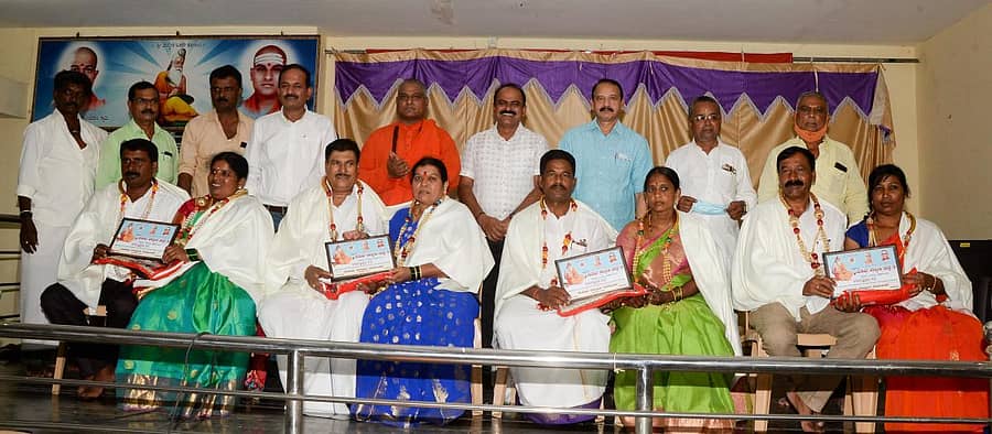 ವಾಲ್ಮೀಕಿ ಜಾತ್ರೆಯಲ್ಲಿ ಶ್ರಮಿಸಿದ ವಾಲ್ಮೀಕಿ ಸೇವಾ ಸಮಿತಿ ಪದಾಧಿಕಾರಿಗಳನ್ನು ದಾವಣಗೆರೆಯ ನಾಯಕರ ವಿದ್ಯಾರ್ಥಿನಿಲಯದಲ್ಲಿ ಪ್ರಸನ್ನಾನಂದ ಸ್ವಾಮೀಜಿಯವರು ಸನ್ಮಾನಿಸಿದರು –ಪ್ರಜಾವಾಣಿ ಚಿತ್ರ