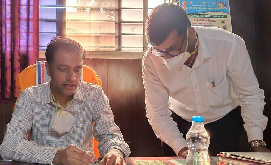 ಕೊರಟಗೆರೆ ತಾಲ್ಲೂಕು ಕಚೇರಿಯಲ್ಲಿ ಜಿಲ್ಲಾಧಿಕಾರಿ ವೈ.ಎಸ್.ಪಾಟೀಲ್ ಅವರು ಅಧಿಕಾರಿಗಳ ಸಭೆ ನಡೆಸಿದರು. ತಹಶೀಲ್ದಾರ್ ಬಿ.ಎಂ.ಗೋವಿಂದರಾಜು ಇದ್ದರು