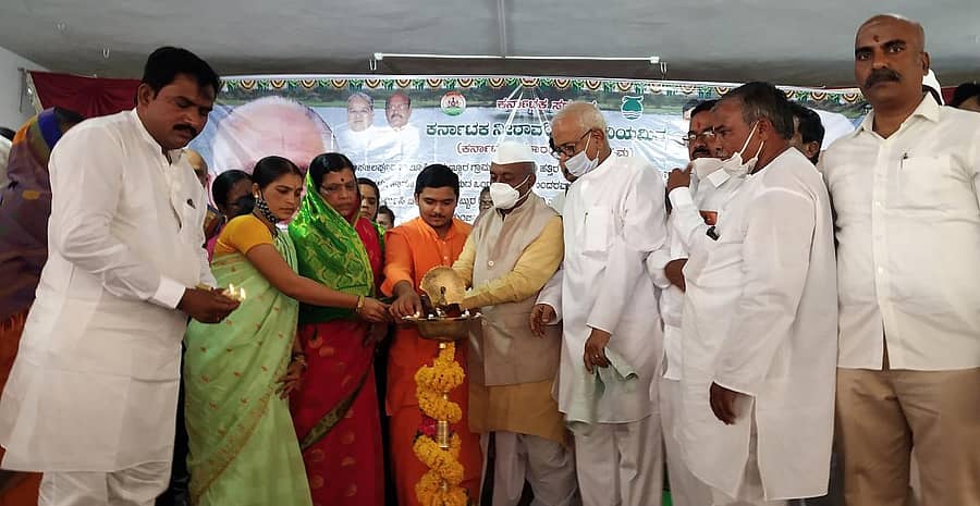 ಮಾಶಾಳ ಗ್ರಾಮದಲ್ಲಿ ಕೆರೆ ತುಂಬಿಸುವ ಕಾಮಗಾರಿಗೆ ಶಾಸಕ ಎಂ.ವೈ.ಪಾಟೀಲ ಚಾಲನೆ ನೀಡಿದರು