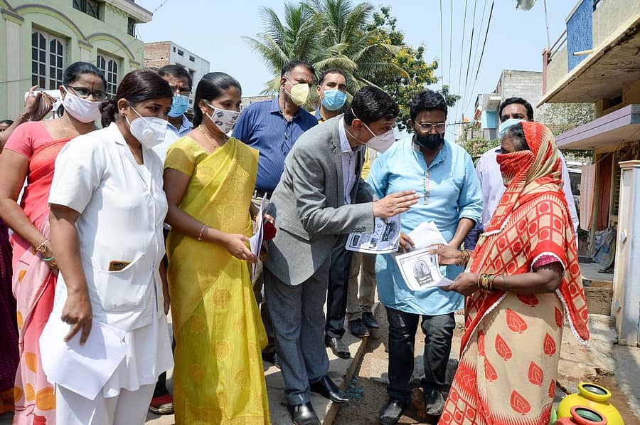 ದಾವಣಗೆರೆಯ ಜಿಲ್ಲಾಧಿಕಾರಿ ಮಹಾಂತೇಶ ಬೀಳಗಿ ಅವರು ದಾವಣಗೆರೆಯ ಭಾಷಾನಗರದಲ್ಲಿ ಸಾರ್ವಜನಿಕರಿಗೆ ಕರಪತ್ರ ಹಂಚಿ ಕೊರೊನಾ ಲಸಿಕೆ ಜಾಗೃತಿ ಮೂಡಿಸಿದರು. ಉಪವಿಭಾಗಾಧಿಕಾರಿ ಮಮತಾ ಹೊಸಗೌಡರ್, ತಹಶೀಲ್ದಾರ್ ಬಿ.ಎನ್. ಗಿರೀಶ್, ಡಾ. ನಾಗರಾಜ್ ಇದ್ದಾರೆ –ಪ್ರಜಾವಾಣಿ ಚಿತ್ರ