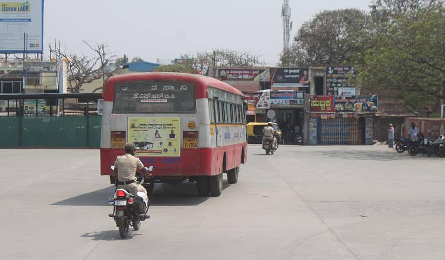 ಸಾರಿಗೆ ನೌಕರರ ಮುಷ್ಕರದ ಹಿನ್ನೆಲೆಯಲ್ಲಿ ಕೋಲಾರದಲ್ಲಿ ಶುಕ್ರವಾರ ಪೊಲೀಸ್ ಬೆಂಗಾವಲಿನಲ್ಲಿ ಕೆಎಸ್ಆರ್ಟಿಸಿ ಬಸ್ಗಳು ಸಂಚರಿಸಿದವು.