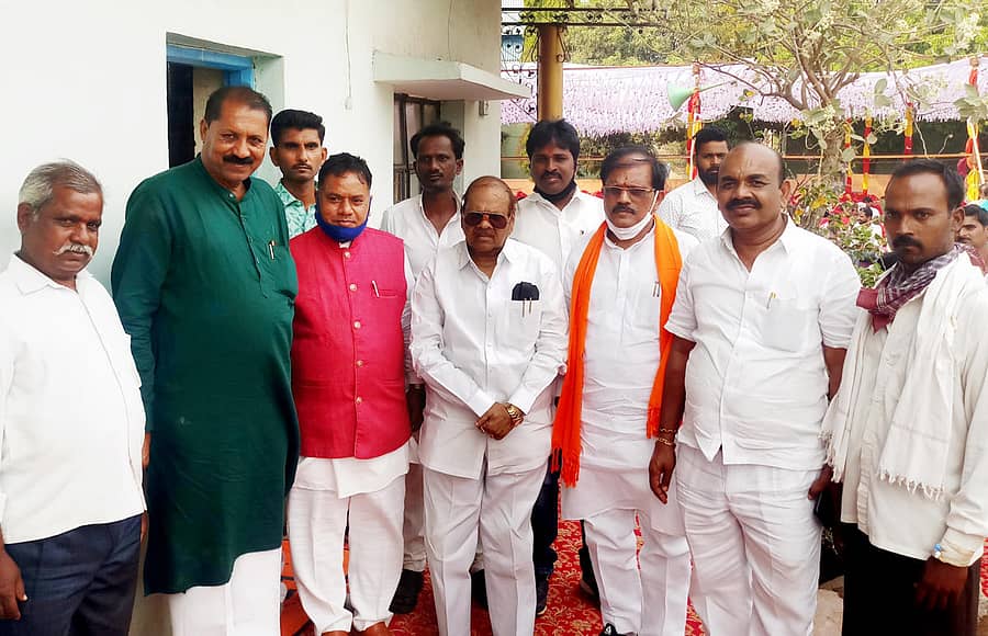 ಬಸವಕಲ್ಯಾಣ ಉಪ ಚುನಾವಣೆ ಪ್ರಯುಕ್ತ ಹುಮನಾಬಾದ್ ಸಮೀಪದ ಶಕ್ತಿ ದಾಲ್ ಮಿಲ್ ಆವರಣದಲ್ಲಿ ನಡೆದ ಸಭೆಯ ನಂತರ ಮಾಜಿ ಸಚಿವ ಬಾಬುರಾವ್ ಚಿಂಚನಸೂರ, ಟೋಕರಿ ಕೋಲಿ ಸಮಾಜ ಸಂಘದ ಜಿಲ್ಲಾ ಘಟಕ ಅಧ್ಯಕ್ಷ ಜಗನ್ನಾಥ ಜಮಾದಾರ, ವಾಲ್ಮೀಕಿ ಖನಕೋರೆ ಅವರು ಬೆಂಬಲಿಗರ ಜತೆ ಚರ್ಚೆಯಲ್ಲಿ ತೊಡಗಿದ್ದರು