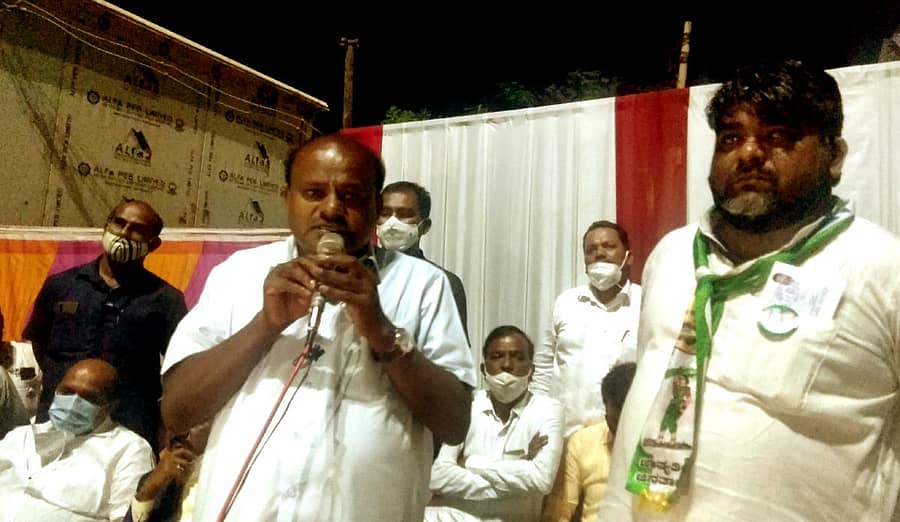 ಬಸವಕಲ್ಯಾಣದ ರೇಣಾ ಓಣಿಯಲ್ಲಿ ಗುರುವಾರ ನಡೆದ ಉಪ ಚುನಾವಣೆಯ ಪ್ರಚಾರ ಸಭೆಯಲ್ಲಿ ಮಾಜಿ ಮುಖ್ಯಮಂತ್ರಿ ಎಚ್.ಡಿ.ಕುಮಾರಸ್ವಾಮಿ ಮಾತನಾಡಿದರು