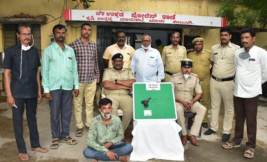 ಕಲಬುರ್ಗಿಯ ಚೌಕ್ ಠಾಣೆ ಪೊಲೀಸರು ಶುಕ್ರವಾರ ಕಳವು ಆರೋಪಿಯನ್ನು ಬಂಧಿಸಿ, ಚಿನ್ನಾಭರಣ ಹಾಗೂ ಪಿಸ್ತೂಲ್ ವಶಪಡಿಸಿಕೊಂಡಿದ್ದಾರೆ