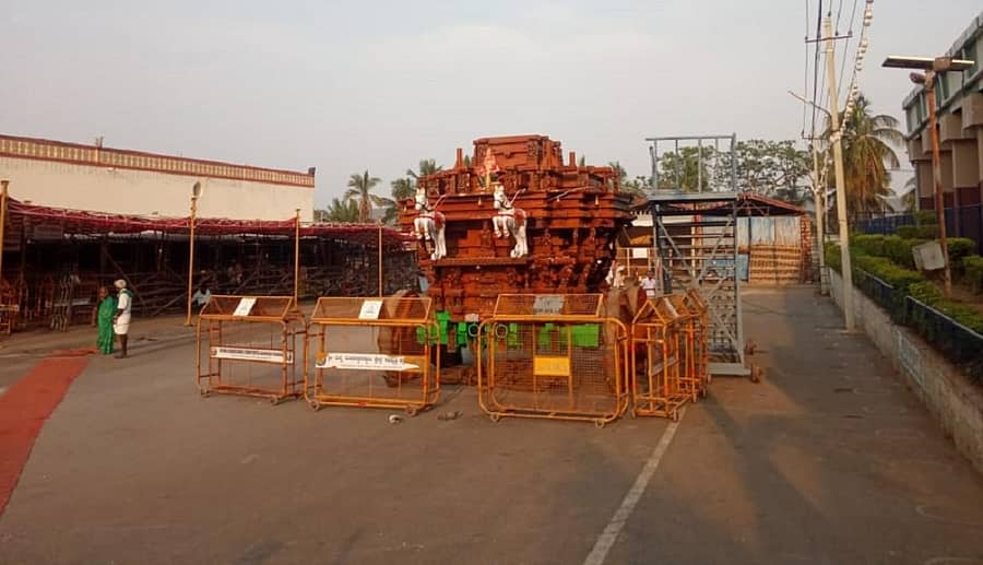 ದೇವಾಲಯದ ಆವರಣದಲ್ಲಿ ರಥವನ್ನು ನಿಲ್ಲಿಸಿರುವುದು
