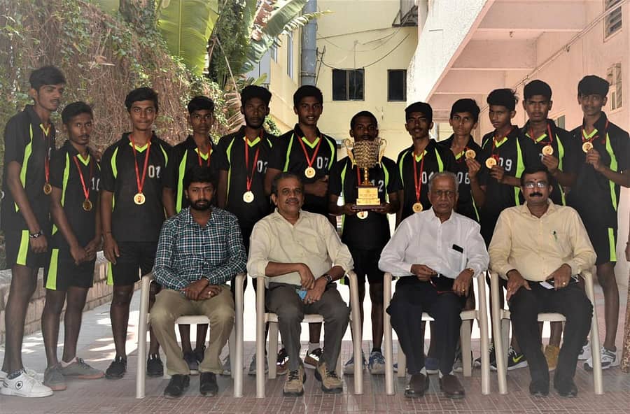 ಪ್ರಶಸ್ತಿ ವಿಜೇತ ಕೊಕ್ಕೊ ತಂಡದೊಂದಿಗೆ ಶಾಲಾ ಸಿಬ್ಬಂದಿ