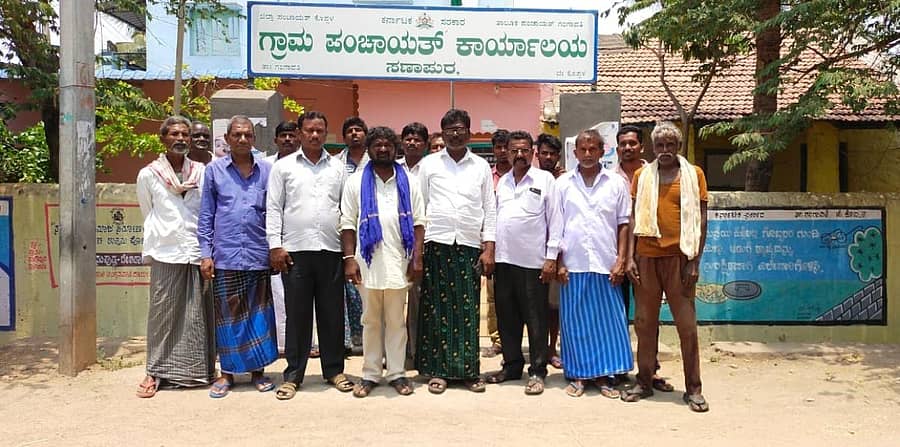 ಗಂಗಾವತಿ ತಾಲ್ಲೂಕಿನ ಸಣಾಪುರ ಗ್ರಾಮ ಪಂಚಾಯಿತಿ ಕಚೇರಿ ಎದುರು ಸದಸ್ಯರು ಪ್ರತಿಭಟನೆ ನಡೆಸಿದರು