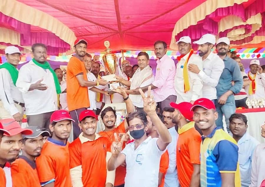 ಶಕ್ತಿನಗರ ಬಳಿಯ ಚಿಕ್ಕಸೂಗೂರುನಲ್ಲಿ ಈಚೆಗೆ ನಡೆದ ಕ್ರಿಕೆಟ್ ಟೂರ್ನಿಯ ಫೈನಲ್ ಪಂದ್ಯದಲ್ಲಿ ಶಿವವಿಲಾಸ ನಗರದ ತಂಡ ಜಯಗಳಿಸಿ ಟ್ರೋಫಿ ಪಡೆಯಿತು