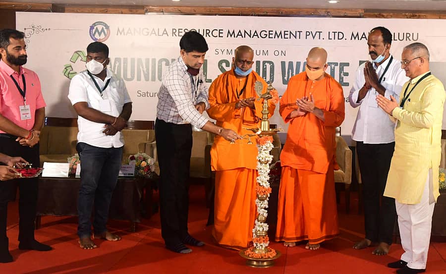 ಮಂಗಳಾ ರಿಸೋರ್ಸ್‌ ಮ್ಯಾನೇಜ್‌ಮೆಂಟ್‌ ಸಂಸ್ಥೆಯ ವತಿಯಿಂದ ಮಂಗಳೂರು ನಗರದಲ್ಲಿ ಶನಿವಾರ ಆಯೋಜಿಸಿದ್ದ ‘ತ್ಯಾಜ್ಯ ನಿರ್ವಹಣೆ, ಸವಾಲು ಮತ್ತು ಪರಿಹಾರ’ ಕುರಿತ ಸಂವಾದವನ್ನು ಮೇಯರ್‌ ಪ್ರೇಮಾನಂದ ಶೆಟ್ಟಿ ಉದ್ಘಾಟಿಸಿದರು