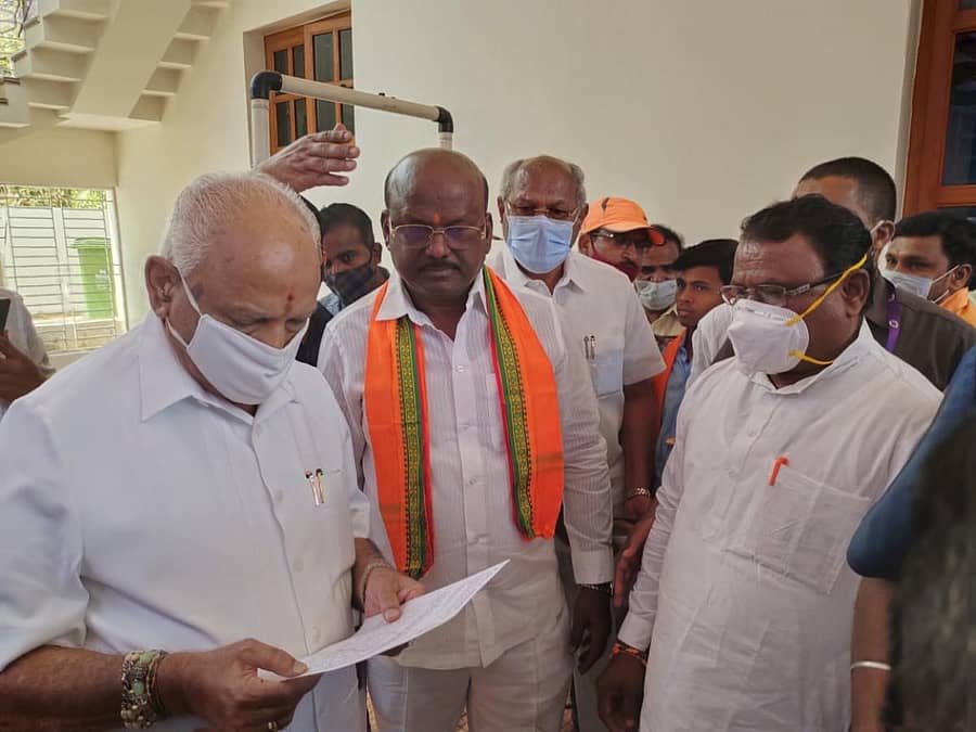 ಮುದಗಲ್ ಪಟ್ಟಣವನ್ನು ತಾಲ್ಲೂಕು ಕೇಂದ್ರವನ್ನಾಗಿ ಘೋಷಣೆ ಮಾಡಬೇಕೆಂದು ಮುದಗಲ್ ಪಟ್ಟಣದ ಬಿಜೆಪಿ ಮಂಡಲದಿಂದ ಹಾಗೂ ಹಟ್ಟಿ ಚಿನ್ನದ ಗಣಿ ಅಧ್ಯಕ್ಷ ಮಾನಪ್ಪ ಡಿ.ವಜ್ಜಲ ಅವರ ನೇತೃತ್ವದಲ್ಲಿ ಮುಖ್ಯಮಂತ್ರಿ ಬಿ.ಎಸ್.ಯಡಿಯೂರಪ್ಪ ಅವರಿಗೆ ಮನವಿ ಸಲ್ಲಿಸಲಾಯಿತು