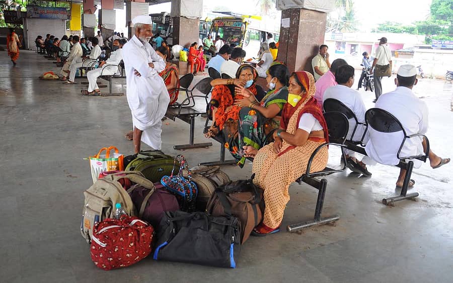 ವಿಜಯಪುರ ಕೇಂದ್ರ ಬಸ್‌ ನಿಲ್ದಾಣದಲ್ಲಿ ಶನಿವಾರ ಬಸ್‌ಗಾಗಿ ಕಾದುಕುಳಿತಿರುವ ಪ್ರಯಾಣಿಕರು–ಪ್ರಜಾವಾಣಿ ಚಿತ್ರ