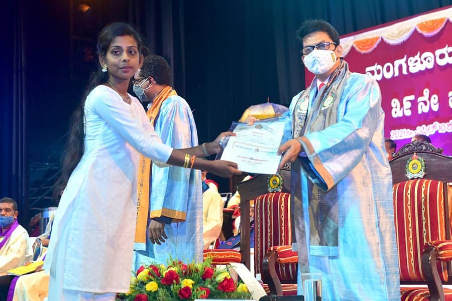 ಮಂಗಳೂರು ವಿವಿ ಘಟಿಕೋತ್ಸವದಲ್ಲಿ ಜಯಲಕ್ಷ್ಮೀ ಅವರು ಪದವಿ ಸ್ವೀಕರಿಸಿದರು