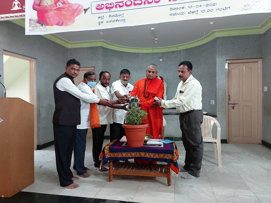 ಶಿವಮೊಗ್ಗದ ಬಸವ ಕೇಂದ್ರದಲ್ಲಿ ಶನಿವಾರ ಮಹರ್ಷಿ ವಾಲ್ಮೀಕಿ ಜಾತ್ರೆ ಯಶಸ್ಸಿಗೆ ಶ್ರಮಿಸಿದವರಿಗೆ ಆಯೋಜಿಸಿದ್ದ ಅಭಿನಂದನಾ ಸಮಾರಂಭವನ್ನು ರಾಜನಹಳ್ಳಿ ವಾಲ್ಮೀಕಿ ಗುರುಪೀಠದ ಪ್ರಸನ್ನಾನಂದ ಸ್ವಾಮೀಜಿ ಉದ್ಘಾಟಿಸಿದರು.