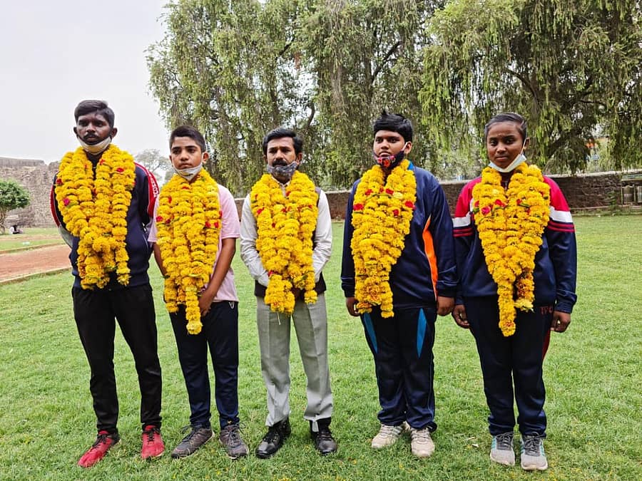 ಆಂಧ್ರಪ್ರದೇಶದ ತಿರುಪತಿಯ ಶ್ರೀನಿವಾಸ ಸ್ಪೋಟ್ಸ್‌ ಕಾಂಪ್ಲೆಕ್ಸ್‌ನಲ್ಲಿ ರಾಷ್ಟ್ರೀಯ ಗ್ರಾಪ್ಲಿಂಗ್ ಕಮಿಟಿ ಆಫ್ ಇಂಡಿಯಾ ಸಂಸ್ಥೆ ವತಿಯಿಂದ ಸೌತ್ ಜೋನ್ ರಾಷ್ಟ್ರೀಯ ತರಬೇತಿದಾರರ ಹಾಗೂ ನಿರ್ಣಾಯಕರ ತರಬೇತಿ ಶಿಬಿರದಲ್ಲಿ ಪಾಲ್ಗೊಂಡಿದ್ದ ವಿಜಯಪುರದ  ಬಸವರಾಜ ನಂದಪ್ಪ ಬಾಗೇವಾಡಿ, ವರುಣ ಸುರೇಶ ಪಾಟೀಲ, ಆಕಾಶ ಕೃಷ್ಣಾ ಹಳ್ಳಿ, ವಿಭಾ ವಿಜಯಕುಮಾರ ಕುಂಬಾರ ಮತ್ತು ಸುಚಿತ್ರಾ ನೀಲೇಶ ಇಂಡಿ 