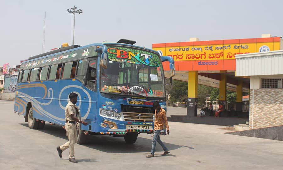 ಸಾರಿಗೆ ನೌಕರರ ಮುಷ್ಕರದ ಹಿನ್ನೆಲೆಯಲ್ಲಿ ಖಾಸಗಿ ಬಸ್‌ಗಳು ಕೋಲಾರದಲ್ಲಿ ಶನಿವಾರ ಕೆಎಸ್‌ಆರ್‌ಟಿಸಿ ನಿಲ್ದಾಣದಿಂದಲೇ ಸಂಚರಿಸಿದವು.