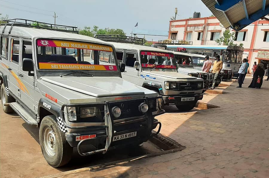 ಸಾರಿಗೆ ನೌಕರರ ಮುಷ್ಕರದ ಕಾರಣ ಬೀದರ್‌ನ ಕೇಂದ್ರ ಬಸ್‌ ನಿಲ್ದಾಣದ ‍ಪ್ಲಾಟ್‌ ಫಾರ್ಮ್‌ಗಳಲ್ಲಿ ಕ್ರೂಸರ್‌ಗಳು ನಿಲುಗಡೆಯಾಗಿದ್ದವು
