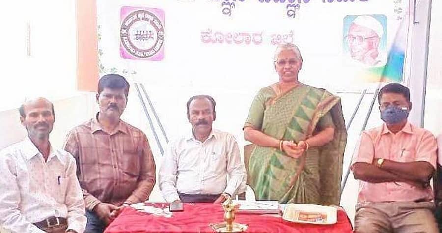 ‘ವಿಜ್ಞಾನ ಒಂದು ಚಿಂತನೆ’ ಕುರಿತು ಕೋಲಾರದಲ್ಲಿ ಶನಿವಾರ ನಡೆದ ಕಾರ್ಯಾಗಾರದಲ್ಲಿ ಕರ್ನಾಟಕ ವಿಜ್ಞಾನ ಪರಿಷತ್ ಜಿಲ್ಲಾ ಪ್ರಧಾನ ಕಾರ್ಯದರ್ಶಿ ಮಂಜುಳಾ ಭೀಮರಾವ್ ಮಾತನಾಡಿದರು.
