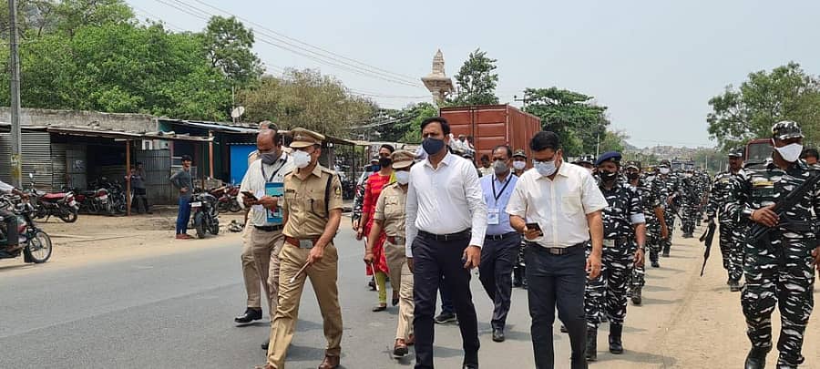 ರಾಯಚೂರಿನಲ್ಲಿ ಜಿಲ್ಲಾ ಚುನಾವಣಾಧಿಕಾರಿ ಆರ್.ವೆಂಕಟೇಶ ಕುಮಾರ್ ನೇತೃತ್ವದಲ್ಲಿ ಪಟ್ಟಣದ ಪೊಲೀಸ್ ಠಾಣೆ ಆವರಣದಿಂದ ಪಥಸಂಚಲನವು ಆರಂಭವಾಗಿ ಪ್ರಮುಖ ರಸ್ತೆಗಳಲ್ಲಿ ಸಂಚರಿಸಿತು