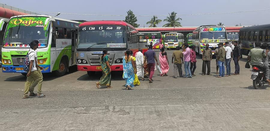 ಚಾಮರಾಜನಗರ ಕೆಎಸ್ಆರ್ಟಿಸಿ ಬಸ್ ನಿಲ್ದಾಣದಿಂದ ಖಾಸಗಿ ಹಾಗೂ ಕೆಎಸ್ಆರ್ಟಿಸಿ ಬಸ್ಗಳು ಕಾರ್ಯಾಚರಿಸಿದವು