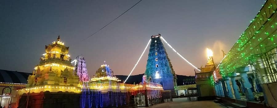 ಯುಗಾದಿ ಜಾತ್ರಾ ಮಹೋತ್ಸವದ ಅಂಗವಾಗಿ ಮಲೆಮಹದೇಶ್ವರ ಸ್ವಾಮಿ ದೇವಾಲಯವನ್ನು ವಿದ್ಯುತ್ ದೀಪಗಳಿಂದ ಅಲಂಕರಿಸಲಾಗಿದೆ