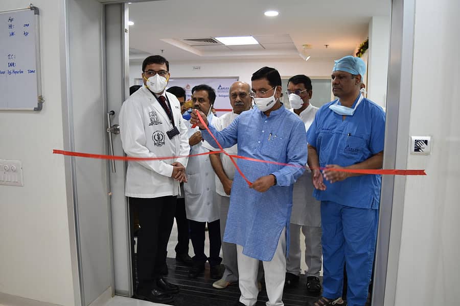 ಬೆಳಗಾವಿಯ ಕೆಎಲ್ಇ ಆಸ್ಪತ್ರೆಯಲ್ಲಿ ಸ್ಥಾಪಿಸಿರುವ ‘ಬೈ–ಪ್ಲೇನ್ ಕ್ಯಾಥ್ಲ್ಯಾಬ್’ ಅನ್ನು ಕೇಂದ್ರ ಸಚಿವ ಪ್ರಲ್ಹಾದ ಜೋಶಿ ಶನಿವಾರ ಉದ್ಘಾಟಿಸಿದರುಪ್ರಜಾವಾಣಿ ಚಿತ್ರ