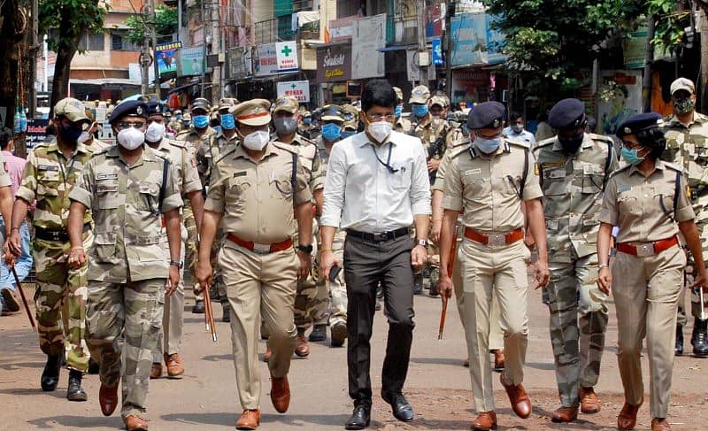 ಬೆಳಗಾವಿ ಲೋಕಸಭಾ ಕ್ಷೇತ್ರದ ಉಪ ಚುನಾವಣೆ ಹಿನ್ನೆಲೆಯಲ್ಲಿ ಬೆಳಗಾವಿ ನಗರದಲ್ಲಿ ಶನಿವಾರ ನಡೆದ ಪೊಲೀಸರ ಪಥಸಂಚಲನದಲ್ಲಿ ಜಿಲ್ಲಾಧಿಕಾರಿಯೂ ಆಗಿರುವ ಜಿಲ್ಲಾ ಚುನಾವಣಾಧಿಕಾರಿ ಡಾ‌.ಕೆ. ಹರೀಶ್ ಕುಮಾರ್, ನಗರ ಪೊಲೀಸ್ ಆಯುಕ್ತ ಕೆ. ತ್ಯಾಗರಾಜನ್ ಹಾಗೂ ಅಧಿಕಾರಿಗಳು ಪಾಲ್ಗೊಂಡಿದ್ದರು.