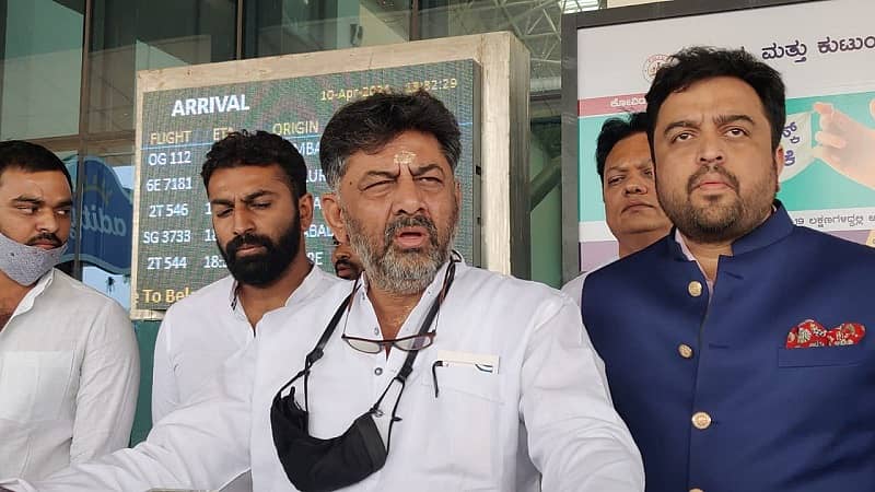 ಸಾಂಬ್ರಾ ವಿಮಾನ ನಿಲ್ದಾಣದಲ್ಲಿ ಮಾಧ್ಯಮ ಪ್ರತಿನಿಧಿಗಳೊಂದಿಗೆ ಮಾತನಾಡಿದ ಡಿ.ಕೆ. ಶಿವಕುಮಾರ್