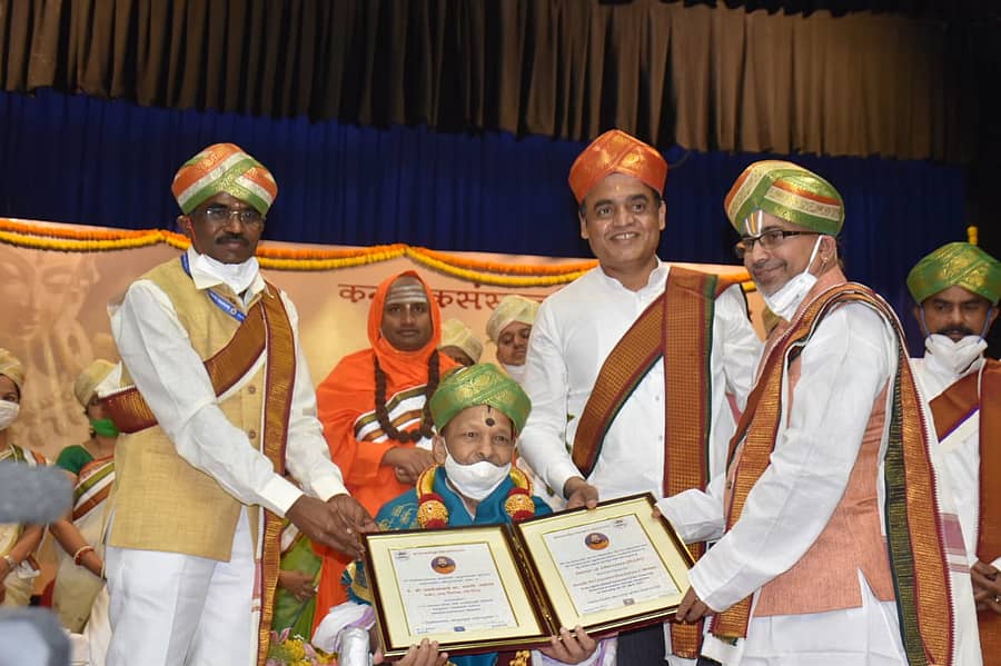 ‘ಗೌರವ ಡಿ.ಲಿಟ್’ ಪದವಿಯನ್ನು ಹಿರಿಯ ಸಂಸ್ಕೃತ ವಿದ್ವಾಂಸ ಪಂ. ಮಳಗಿ ಜಯತೀರ್ಥಾಚಾರ್ಯ ಅವರಿಗೆ ಉಪ ಮುಖ್ಯಮಂತ್ರಿ ಡಾ.ಸಿ.ಎನ್. ಅಶ್ವತ್ಥನಾರಾಯಣ ಪ್ರದಾನ ಮಾಡಿದರು.