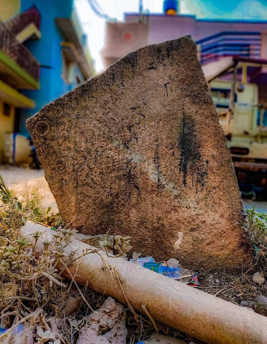 ಶಿಡ್ಲಘಟ್ಟದ ಎರಡನೇ ನಗರ್ತಪೇಟೆಯಲ್ಲಿ ಚರಂಡಿ ಪಕ್ಕದಲ್ಲೇ ಅನಾಥವಾಗಿ ನಿಂತಿರುವ ಸೂರ್ಯ ಚಂದ್ರ ಇತ್ಯಾದಿ ಕೆತ್ತನೆಗಳುಳ್ಳ ಅಪರೂಪದ ಯಂತ್ರದ ಕಲ್ಲು