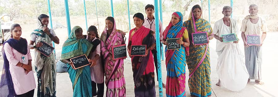 ನರೇಗಲ್ ಸಮೀಪದ ಕೋಚಲಾಪುರ ಗ್ರಾಮದಲ್ಲಿ ಅಕ್ಷರಕ್ರಾಂತಿಗೆ ಮುಂದಾಗಿರುವ ಸರ್ಕಾರಿ ಪದವಿ ಕಾಲೇಜಿನ ವಿದ್ಯಾರ್ಥಿಗಳು