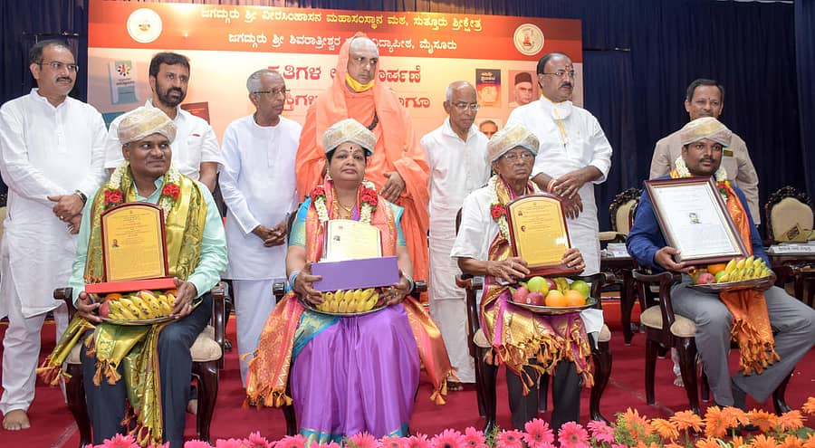 ಜೆಎಸ್‌ಎಸ್‌ ಮಹಿಳಾ ಕಾಲೇಜಿನಲ್ಲಿ ನಡೆದ ಕಾರ್ಯಕ್ರಮದಲ್ಲಿ ಸಾಹಿತಿ ಮಹಾಂತಪ್ಪ ನಂದೂರ ಅವರಿಗೆ ಶಿವರಾತ್ರೀಶ್ವರ ಪ್ರಶಸ್ತಿ, ಕಲಾವಿದರಾದ ರಾಧಾ ಮಲ್ಲಪ್ಪ ಅವರಿಗೆ ಎಂ.ವೀರಪ್ಪ ದತ್ತಿ ಪ್ರಶಸ್ತಿ, ಈಶ್ವರ ಎನ್. ಜೋಷಿ ಅವರಿಗೆ ಡಿ.ವಿ.ಹಾಲಭಾವಿ ಪ್ರಶಸ್ತಿ ಪ್ರದಾನ ಮಾಡಿ, ಸಾಹಿತಿ ಕೆ.ಎಸ್.ಮಹಾದೇವಸ್ವಾಮಿ ಅವರನ್ನು ಸನ್ಮಾನಿಸಲಾಯಿತು. ಡಾ.ನಂದೀಶ್ ಹಂಚೆ, ಎಲ್.ನಾಗೇಂದ್ರ, ಡಾ.ಗೊ.ರು.ಚನ್ನಬಸಪ್ಪ, ಶಿವರಾತ್ರಿ ದೇಶಿಕೇಂದ್ರ ಸ್ವಾಮೀಜಿ, ಸಿದ್ಧೇಶ್ವರ ಸ್ವಾಮೀಜಿ, ಅರವಿಂದ ಲಿಂಬಾವಳಿ, ಡಾ.ಬಿ.ವಿ.ವಸಂತಕುಮಾರ್ ಇದ್ದಾರೆ (ಎಡಚಿತ್ರ). ಜೆಎಸ್‌ಎಸ್‌ ಮಹಿಳಾ ಕಾಲೇಜಿನಲ್ಲಿ ನಡೆದ ಕಾರ್ಯಕ್ರಮದಲ್ಲಿ ಪುಸ್ತಕಗಳನ್ನು ಸಚಿವ ಅರವಿಂದ ಲಿಂಬಾವಳಿ ಬಿಡುಗಡೆ ಮಾಡಿದರು. ಹಂಚೆ, ಎಲ್.ನಾಗೇಂದ್ರ, ಸಿದ್ಧೇಶ್ವರ ಸ್ವಾಮೀಜಿ, ಡಾ.ಬಿ.ವಿ.ವಸಂತಕುಮಾರ್, ಶಿವರಾತ್ರಿ ದೇಶಿಕೇಂದ್ರ ಸ್ವಾಮೀಜಿ, ಡಾ.ಗೊ.ರು.ಚನ್ನಬಸಪ್ಪ, ನಂದೀಶ್‌ ಹಂಚೆ ಇದ್ದಾರೆ
