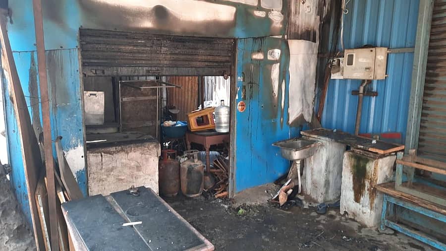 ಬೆಂಕಿ ಅವಘಡದಿಂದ ಸುಟ್ಟು ಹೋಗಿರುವ ಹೋಟೆಲ್