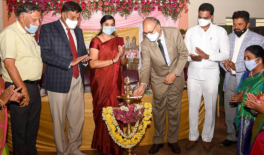 ಮೈಸೂರು ವಕೀಲರ ಸಂಘದ ವತಿಯಿಂದ ಶನಿವಾರ ಆಯೋಜಿಸಿದ್ದ ಅಂತರರಾಷ್ಟ್ರೀಯ ಮಹಿಳಾ ದಿನಾಚರಣೆಯನ್ನು ರಾಮಚಂದ್ರ ಡಿ. ಹುದ್ದಾರ್ ಉದ್ಘಾಟಿಸಿದರು. ಎಸ್.ಆನಂದಕುಮಾರ್, ಕೆ.ಸಿ.ದಿವ್ಯಶ್ರೀ, ಬಿ.ಆರ್.ಚಂದ್ರಮೌಳಿ, ಬಿ.ಶಿವಣ್ಣ, ಎಸ್.ಜಿ. ಶಿವಣ್ಣೇಗೌಡ ಇದ್ದಾರೆ