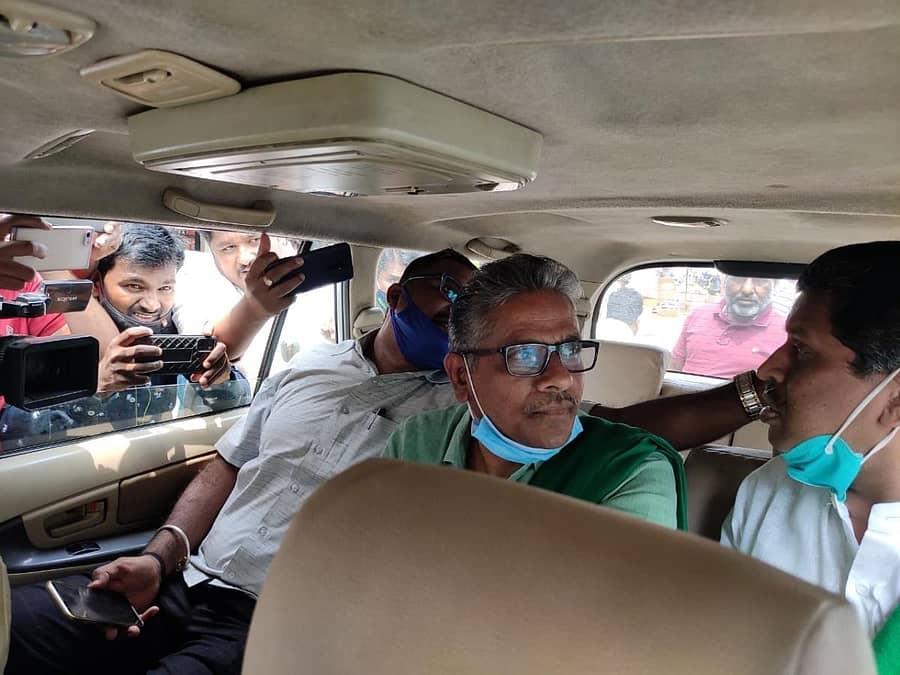 ಬೆಳಗಾವಿಯಲ್ಲಿ ಸಾರಿಗೆ ನೌಕರರ ಕೂಟದ ಗೌರವಾಧ್ಯಕ್ಷ ಕೋಡಿಹಳ್ಳಿ ಚಂದ್ರಶೇಖರ ಅವರನ್ನು ಪೊಲೀಸರು ಶನಿವಾರ ವಶಕ್ಕೆ ಪಡೆದು ಕರೆದೊಯ್ದರು ಪ್ರಜಾವಾಣಿ ಚಿತ್ರ