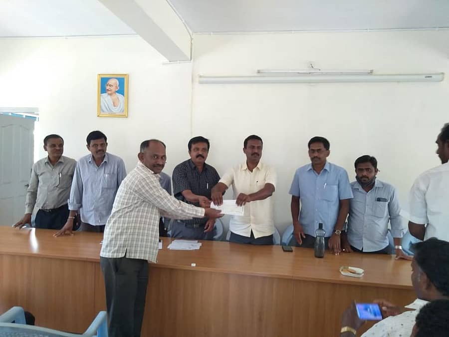 ಚಿಂತಾಮಣಿಯ ಕೋಚಿಮುಲ್ ಶಿಬಿರದಲ್ಲಿ ನಡೆದ ಕಾರ್ಯಕ್ರಮದಲ್ಲಿ ನಿರ್ದೇಶಕ ಅಶ್ವತ್ಥನಾರಾಯಣಬಾಬು ರಾಸು ವಿಮಾ ಮೊತ್ತದ ಚೆಕ್ ವಿತರಿಸಿದರು