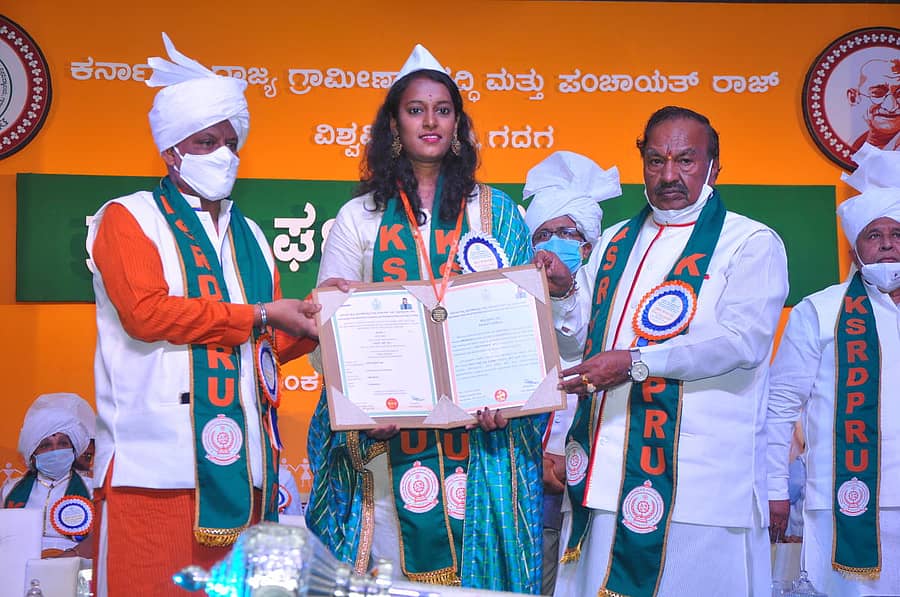 ಶೇ 90.1 ಅಂಕ ಪಡೆದು ಪ್ರಥಮ ರ್ಯಾಂಕ್ ಗಳಿಸಿದ ಆಹಾರ ವಿಜ್ಞಾನ ಮತ್ತು ತಂತ್ರಜ್ಞಾನ ವಿಭಾಗದ ಮನುಷಾ ಸಿ. ಅವರಿಗೆ ಸಹ ಕುಲಾಧಿಪತಿ ಕೆ.ಎಸ್.ಈಶ್ವರಪ್ಪ ಹಾಗೂ ಕುಲಪತಿ ಪ್ರೊ.ವಿಷ್ಣುಕಾಂತ ಎಸ್.ಚಟಪಲ್ಲಿ ಅವರು ಸ್ವರ್ಣ ಪದಕ ಹಾಗೂ ಪದವಿ ಪ್ರಮಾಣಪತ್ರ ಪ್ರದಾನ ಮಾಡಿದರು.