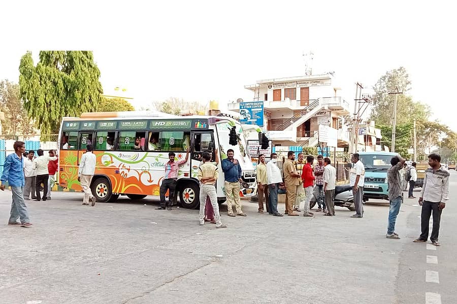 ಚಿಕ್ಕಬಳ್ಳಾಪುರದಲ್ಲಿ ಖಾಸಗಿ ವಾಹನಗಳು ಪ್ರಯಾಣಿಕರನ್ನು ಕೊಂಡೊಯ್ಯಲು ಸಜ್ಜಾಗಿರುವುದು