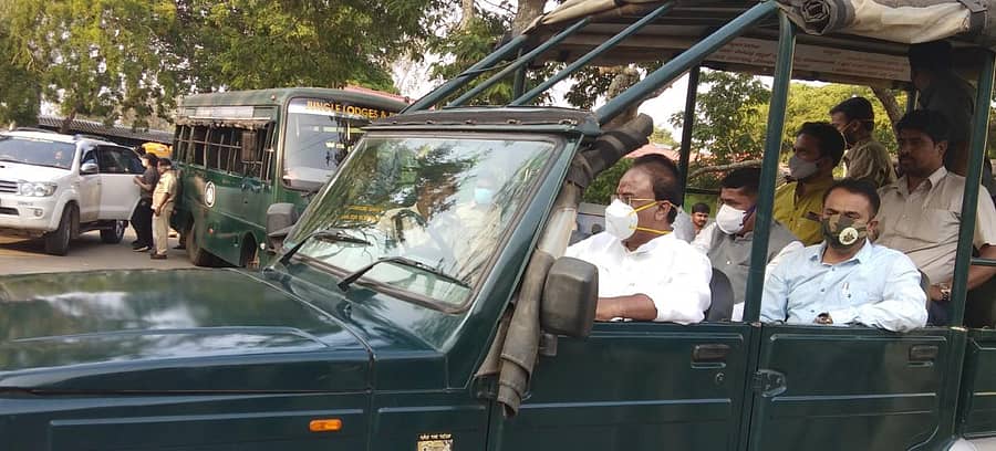 ಬಂಡೀಪುರದ ಸಫಾರಿ ವಾಹನದಲ್ಲಿ ಕಾಡಿಗೆ ತೆರಳಿದ ಸಚಿವರು
