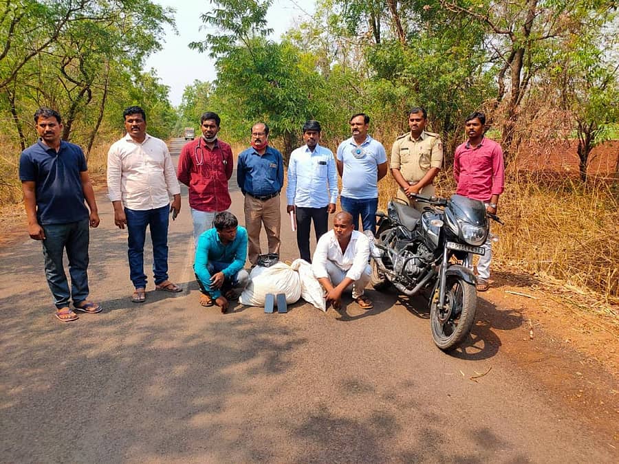 ಚಿಂಚೋಳಿ ತಾಲ್ಲೂಕು ಕೋಹೀರ್ ತಾಂಡೂರು ಮಾರ್ಗಮಧ್ಯೆ ಗಾಂಜಾ ಜಪ್ತಿಮಾಡಿದ ಕುಂಚಾವರಂ ಸಬ್ ಇನಸ್ಪೆಕ್ಟರ್ ಉಪೇಂದ್ರಕುಮಾರ ಅವರೊಂದಿಗೆ ತಹಶೀಲ್ದಾರ್ ಅರುಣಕುಮಾರ ಕುಲಕರ್ಣಿ ಪಂಚನಾಮೆ ಶನಿವಾರ ನಡೆಸಿದರು