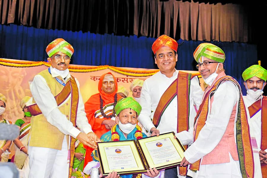 ಪಂಡಿತ ಮಳಗಿ ಜಯತೀರ್ಥಾಚಾರ್ಯ ಅವರಿಗೆ ಉಪ ಮುಖ್ಯಮಂತ್ರಿ ಡಾ.ಸಿ.ಎನ್. ಅಶ್ವತ್ಥನಾರಾಯಣ ‘ಗೌರವ ಡಿ.ಲಿಟ್’ ಪ್ರದಾನ ಮಾಡಿದರು. ಎಂ. ಕೊಟ್ರೇಶ್ ಮತ್ತು ಪ್ರೊ.ಕಾ.ಇ. ದೇವನಾಥನ್ ಇದ್ದರು