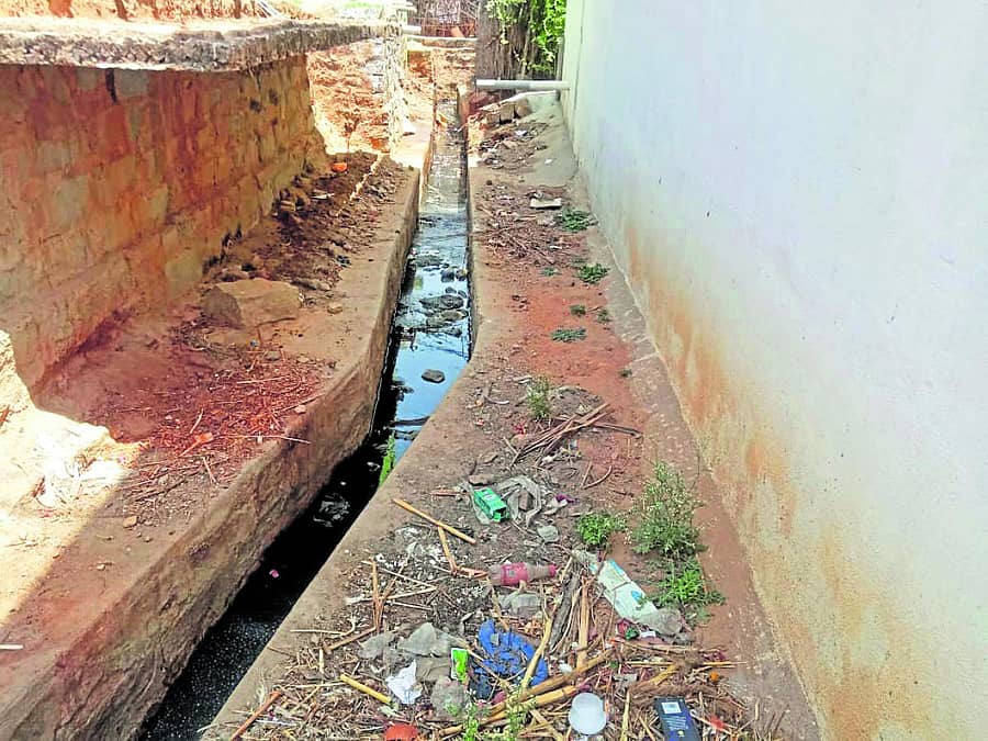 ಚರಂಡಿಯಲ್ಲಿ ನಿಂತಿರುವ ಕಲ್ಮಷ ನೀರು
