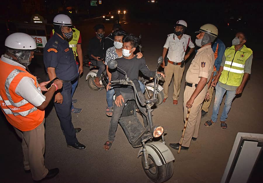 ರಾತ್ರಿ ಕರ್ಫ್ಯೂ ಜಾರಿಯಲ್ಲಿದ್ದರೂ ಪಿಇಎಸ್ ಕಾಲೇಜಿನ ವೀರಭದ್ರನಗರ ಸಿಗ್ನಲ್ ಸಮೀಪ ಅನಗತ್ಯವಾಗಿ ತಿರುಗಾಡುತ್ತಿದ್ದವರನ್ನು ಪೊಲೀಸ್ ಸಿಬ್ಬಂದಿ ಶನಿವಾರ ರಾತ್ರಿ ತಡೆದು ವಿಚಾರಿಸಿದರು –ಪ್ರಜಾವಾಣಿ ಚಿತ್ರ