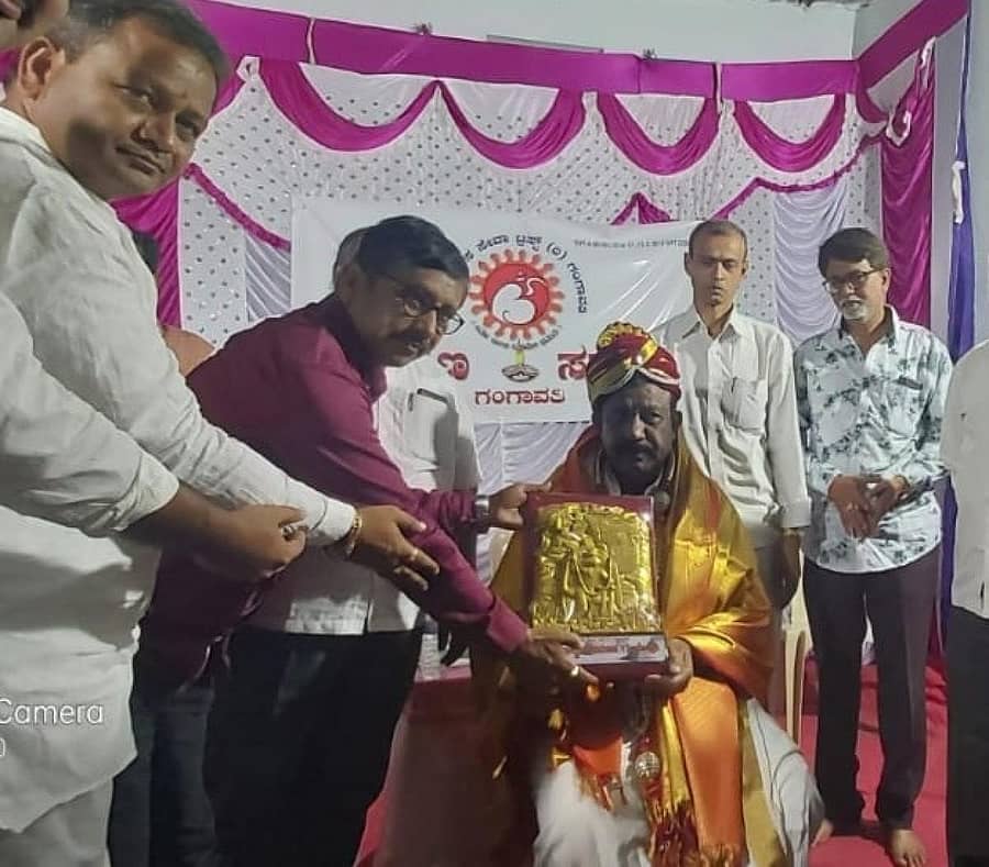 ಗಂಗಾವತಿಯ ಯಾಜ್ಞವಲ್ಕ್ಯ ಮಂದಿರದಲ್ಲಿ ಬ್ರಾಹ್ಮಣ ಸಮಾಜದ ವತಿಯಿಂದ ರಾಜ್ಯ ಬ್ರಾಹ್ಮಣ ಅಭಿವೃದ್ಧಿ ನಿಗಮದ ಅಧ್ಯಕ್ಷ ಸಚ್ಚಿದಾನಂದಮೂರ್ತಿ ಅವರನ್ನು ಸನ್ಮಾನಿಸಲಾಯಿತು