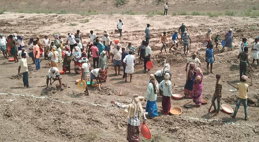 ಕುಕನೂರು ತಾಲ್ಲೂಕಿನ ಹಿರೇಬಿಡನಾಳದಲ್ಲಿ ನರೇಗಾ ಕೆಲಸ ಮಾಡುತ್ತಿರುವ ಕೂಲಿ ಕಾರ್ಮಿಕರು