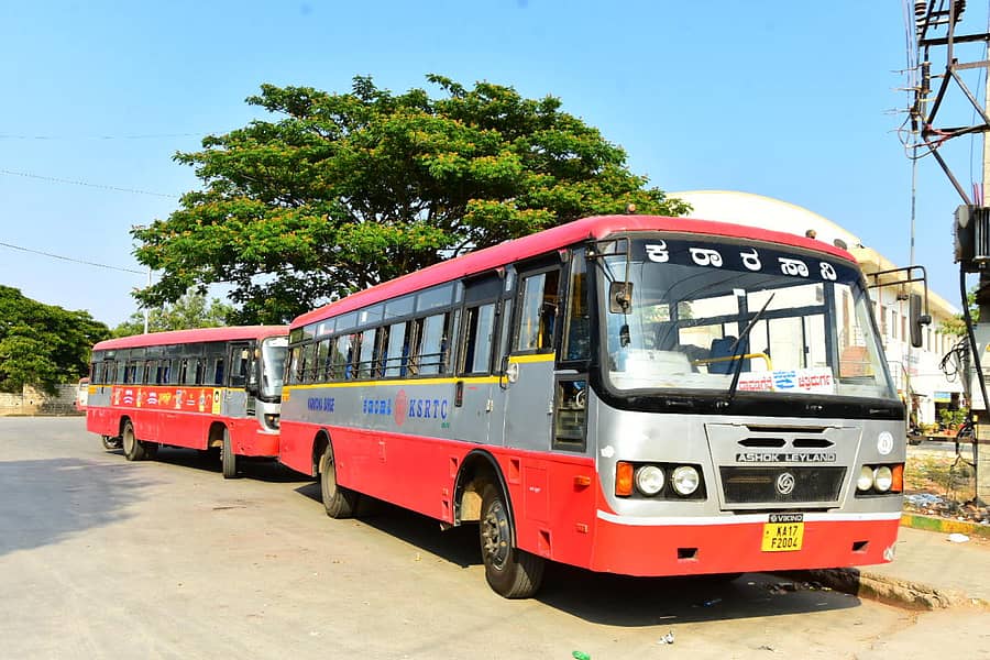 ಚಿತ್ರದುರ್ಗದ ಬಸ್‌ ನಿಲ್ದಾಣದಲ್ಲಿ ಪ್ರಯಾಣಿಕರಿಗೆ ಸೇವೆ ಒದಗಿಸಲು ಭಾನುವಾರ ಸಜ್ಜಾಗಿದ್ದ ಕೆಎಸ್‌ಆರ್‌ಟಿಸಿ ಬಸ್‌.