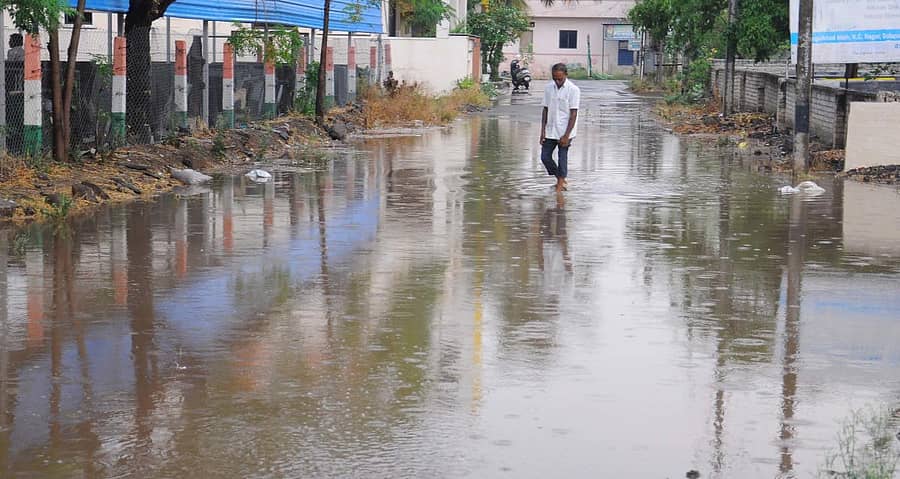 ವಿಜಯಪುರದದಲ್ಲಿ ಭಾನುವಾರ ಸುರಿದ ಮಳೆ ನೀರು ಬಂಜಾರ ನಗರದ ರಸ್ತೆ ಮೇಲೆ ಹರಿಯಿತು –ಪ್ರಜಾವಾಣಿ ಚಿತ್ರ