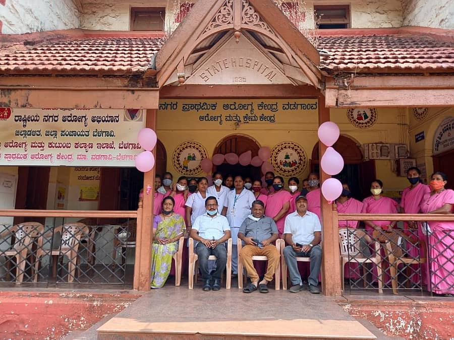 ಬೆಳಗಾವಿಯಲ್ಲಿ ಹಮ್ಮಿಕೊಂಡಿರುವ ಕೋವಿಡ್ ಲಸಿಕಾ ಉತ್ಸವದ ಉದ್ಘಾಟನೆ ವಡಗಾವಿಯ ನಗರ ಪ್ರಾಥಮಿಕ ಆರೋಗ್ಯ ಕೇಂದ್ರದಲ್ಲಿ ಭಾನುವಾರ ನಡೆಯಿತು